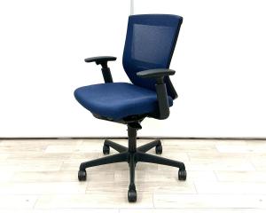 【在庫入替セール品！（本在庫限定価格）】【長時間のデスクワークもランバーが快適にサポート！】■オカムラ(okamura)製　エスクード(ESCUDO)チェア　肘付き　ローバック　背面メッシュ　■サークル肘・ランバー付き　■ダークブルー【弊社使用欄：A01075016】