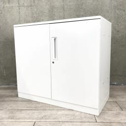 【在庫入替セール品】【収納物がひとめで分かる両開き戸タイプ！高さ780㎜のコンパクトサイズ！】■コクヨ(KOKUYO)製　エディア(EDIA)シリーズ　両開き書庫　ローキャビネット　H780㎜　■シリンダー錠　■ホワイト/天板・ベース付【弊社使用欄：A01036503】