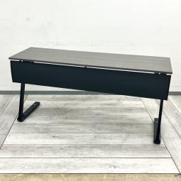 【省スペース収納で会議室を有効活用！人気のサイドスタックテーブル！】

■イトーキ製　レスパスシリーズ　サイドスタックテーブル　W1500×D450×H720mm　ダークグレー
■会議室・研修室・セミナールームにおすすめ！
■使用後は天板を跳ね上げてコンパクトに収納可能。キャスター付きでレイアウト変更もスムーズです！【ITOKI Lespace】