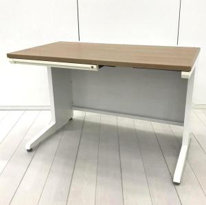 【6台入荷】【オシャンティな天板タイプが入荷！】■オカムラ　アドバンスシリーズ　平デスク　W1100×D700×H720mm　天板:ネオウッドミディアム / 本体:ホワイト　■ワイヤリング機能が充実の高品質デスク！【OKAMURA　ADVANCE】(T8)