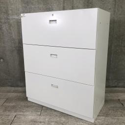 【A4ファイルも沢山収納可能！ホワイトカラーの人気シリーズ３段ラテラル書庫！】■イトーキ(ITOKI)製　シンライン (THIN LINE)シリーズ　3段ラテラル書庫　ローキャビネット　新型　■W900×D450×H1100mm　■シリンダー錠　■ホワイト