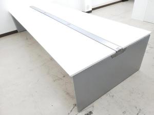【倉庫在庫品】【幅9600㎜】レイアウト変更必須アイテムフリアドデスク※真っ白天板&パネル脚シルバー単体タイプ◆オカムラ製(MG99)オフィスバスターズ神戸店
※※