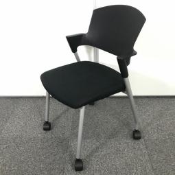 【シンプルスマートなスタッキングチェア！分厚いクッションで長時間でも快適な座り心地！】■コクヨ製　プロッティ　肘付　ミーテイングチェア　スタッキングチェア　■固定肘　■ブラック　■背面ヌードタイプ　■キャスター付