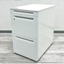 【法人様限定！来店予約で中古商品8％OFF！9月末まで　岐阜店】 【スタンダードなデザインで使いやすい！】

■オカムラ製　アドバンスシリーズ　3段ワゴン　ホワイト
■ファイル書類や事務用品をしっかり収納！
■デスク下に収まる便利なインサイドワゴン。オフィスの収納力アップにおすすめです！【okamura ADVANCE】
■愛知・岐阜・三重のお客様は是非岐阜店までお問い合わせください! WEBには記載しきれていない商品がございます。お探しの物も一緒にお探ししご提案いたします。