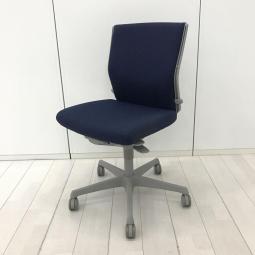 【基本性能を向上させたワンランク上のスタンダードモデル！長時間のデスクワークもランバーが快適にサポート！】■オカムラ(okamura)製　エスクード(ESCUDO)チェア　肘無　ローバック　クッションタイプ　■ダークブルー