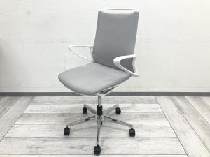 【在庫入替セール品】オカムラ(okamura)製　モード(mode)チェア　肘付きミドルバック　クロスバックタイプ　■固定肘　■ライトグレー