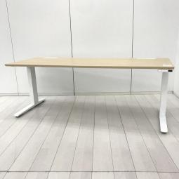 【電動で高さ調整可能・立ち姿勢を取り入れた新しいワークスタイルへ！】■オカムラ(okamura)製　スイフト(Swift)シリーズ　電動昇降デスク　昇降テーブル　平机　W1750×D670×H650～1250㎜　■配線口付　■天板：木目ナチュラル・脚：ホワイト≪リクルーティング・採用強化≫≪モチベーションUP・やる気向上≫≪ウェルビーイング≫【入替セールにつき20%OFF！】