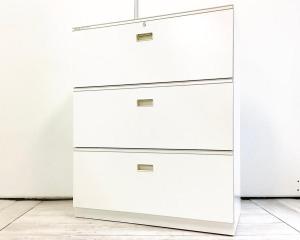【カギ作成可能！】【A4ファイルも沢山収納可能！ホワイトカラーの人気シリーズ３段ラテラル書庫！】■イトーキ（ITOKI）　シンライン (THIN LINE)　３段ラテラル書庫　ローキャビネット　■ホワイト　■シリンダー錠　■ベース付き　【入替セールにつき30%OFF！】