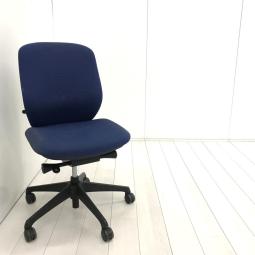 【在庫入替セール品！（本在庫限定価格）】【新感覚のオフィスシーティング！包み込まれるような快適な座り心地！】■オカムラ　シルフィーチェア　ミディアムブルー　■背もたれのカーブを2段階で変えられる！【Okamrua　Sylphy】★
