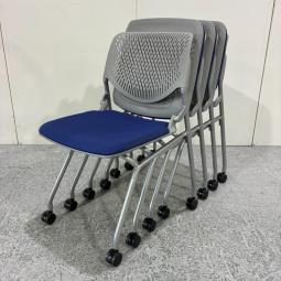 【お買い得！4脚セット！】【シンプルなデザインで使いやすい！重ねて収納可能なネスティングチェア！会議室、共有スペースなどに！】■オカムラ(okamura)製　ルナ(RUNA)チェア　肘無ネスティングチェア　ミーティングチェア　■キャスター付き　■ブルー×グレーシェル　■背面ヌードタイプ(T8)