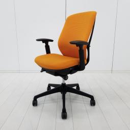 前傾チルト機能付き！包み込まれるフィット感のあるクッション生地！大人気シリーズが入荷！！
■オカムラ/シルフィー/オレンジ　可動肘付き　クッションタイプ