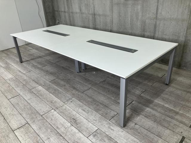 【スタイリッシュなデザインが人気の大型テーブル!8~10名様での会議に最適!】■コクヨ(KOKUYO)製 ワークフィットシリーズ ミーティングテーブル 会議用 W3200×D1400㎜ 2枚天板 ■配線カバー ■ホワイト /608356 オフィスバスターズ 水戸サテライト 水戸市、日立市、ひたちなか市、鹿嶋市、神栖市、牛久市、古河市、結城市、東海村、つくば市