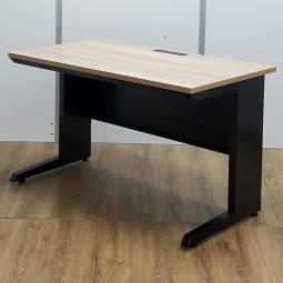 希少なブラック基調の平机が入荷！定番サイズの幅1200㎜！カフェ調やシックなオフィスを作成したいお客様におすすめ！
■イトーキ/CZRシリーズ/天板：木目調/L字脚：ブラック　平机　W1200×D700㎜　■引き出し付き