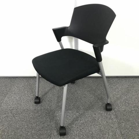 【シンプルスマートなスタッキングチェア!分厚いクッションで長時間でも快適な座り心地!】■コクヨ製 プロッティ 肘付 ミーテイングチェア スタッキングチェア ■固定肘 ■ブラック ■背面ヌードタイプ ■キャスター付/608843 オフィスバスターズ 水戸サテライト 水戸市、日立市、ひたちなか市、鹿嶋市、神栖市、牛久市、古河市、結城市、東海村、つくば市