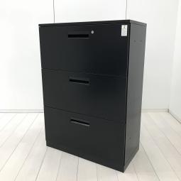 【在庫入替セール品！（本在庫限定価格）】【収納力抜群の3段ラテラル書庫！　A4書類が大量に収納可能！】■コクヨ（KOKUYO）製　エディア（EDIA）シリーズ　3段ラテラル　ローキャビネット　W800mm×D400mm×H1130㎜　　■同色：天板付き　シリンダー錠　■ブラック【弊社使用欄：A01073823】【HU】