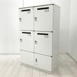 【在庫入替セール品！（本在庫限定価格）】【フレキシブルな働き方に対応するメールロッカー！鍵の持ち運び要らずで便利に使えるダイヤル錠タイプ！】■イトーキ（ITOKI）製　シンライン（THIN LINE）シリーズ　上段：4人用パーソナルロッカー　下段：両開き　■投函口あり　コンセント付き　■ダイヤル錠　■ホワイト【弊社使用欄：A01070297】【HU】