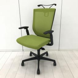 【在庫入替セール品！（本在庫限定価格）】【長時間のデスクワークも快適にサポート！】■オカムラ　エスクードメッシュチェア　ハイバック　背面メッシュ　■可動肘付　■ランバーサポート、コートハンガー付き　■イエローグリーン(背面メッシュ)×ブラックシェル　※背面裏側上部にハンガー部材を外した小穴あり【弊社使用欄：A01072650】【HU】