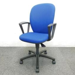 【国内メーカー品の快適な座り心地！】■イトーキ製　リエットチェア　肘付ローバック　■ブルー×ブラックシェル　■固定肘