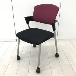 【シンプルスマートなスタッキングチェア！分厚いクッションで長時間でも快適な座り心地！】■コクヨ（KOKUYO）製　プロッティ（Protty）チェア　スタッキングチェア　ミーティングチェア　■肘付き　固定肘　■キャスター付き　背面カバー付き　■背面レッド × 座面ブラック