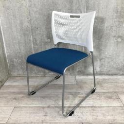 【オシャレなカラーとシンプルなデザイン！重ねて収納可能なチェア！】■オカムラ（okamura）製　レーテシリーズ　スタッキング・ミーティングチェア　■ブルー×ホワイト【T6】【T7】（T8）