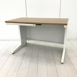 【ワイヤリング機能が充実！清潔感のあるホワイトカラーにおしゃれなナチュラル天板の平机！】■オカムラ(okamura)製　アドバンス(ADVANCE)シリーズ　平机　幅1100mm　■引き出し左側のみ(シリンダー錠付)　■天板:ネオウッドミディアム / 本体:ホワイト　【弊社使用欄：A01076161】