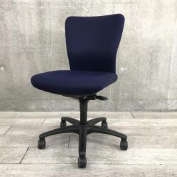 【快適な座り心地とシンプルで使いやすい操作性！】■オカムラ（okamura）製　カロッツァ（Carrozza）チェア　肘無し　ローバック　■ダークブルー×ブラックシェル（T8）