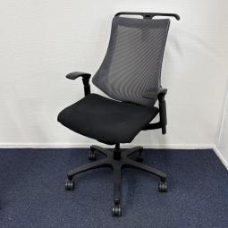 【在庫セール品：1脚限定】【T5】■イトーキ（ITOKI）製　エフ（ｆ）チェア　肘付ハイバック　背面メッシュ　■ブラック（背面ストライプ）■可動肘【姿勢の変化にフレキシブルに対応！　スタイリッシュで座り心地も抜群な高機能チェア！】（T8）