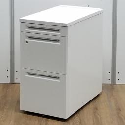 【在庫入替品】【収納と作業スペースを同時に確保！人気シリーズの脇机！】■オカムラ(okamura)製　アドバンス(ADVANCE)シリーズ　3段脇机　H720㎜　■配線カバー付　■シリンダー錠　■ホワイト(T8)