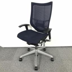 【在庫入替品】【ベストなポジションが得られる先進設計！】■オカムラ製　バロンチェア　ハイバック肘付き　■可動肘　背面メッシュ　ランバーサポート　■ダークブルー(T8)