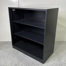 【在庫セール品：1台限定】（T8）■コクヨ(KOKUYO)製　エディア(EDIA)シリーズ　オープン書庫　ローキャビネット　H980㎜　■ブラック　■ベース付き【希少なブラックカラー！　オフィスの書類をスッキリ整理！　視認性に優れたオープン書庫！】