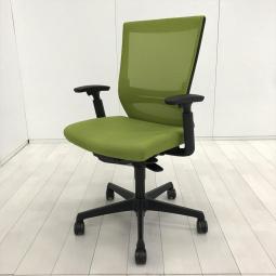 【在庫セール品：2脚限定】（T8）■オカムラ（okamura）製　エスクード（ESCUDO）チェア　肘付ハイバック　背面メッシュ　■イエローグリーン　■可動肘　■ランバーサポート付き【長時間のデスクワークもランバーが快適にサポート！　オカムラ製の人気チェア】