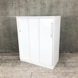 【スライド引き戸だから開閉スペースに困りません！人気の引き違い書庫！】■コクヨ(KOKUYO)製　エディア(EDIA)シリーズ　引き違い書庫　3枚引き戸　H1110㎜　■シリンダー錠　■ホワイト【弊社使用欄：A01087352】