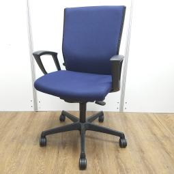 【訳あり品:背もたれ目立つスレあり】オカムラ製 エスクード ダークブルー ブラックグレーフレーム 肘付き ハイバック サークル肘※固定肘 ランバーサポート付 クッションタイプ 長時間のデスクワークもランバーが快適にサポート! 肘付きハイバックチェア!!※保証対象外品になります。