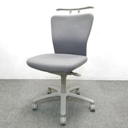 【在庫入替品】可動ハンガー付きで便利！スタンダードなデザインと快適な座り心地！オフィスの大定番チェア！　■オカムラ/カロッツァ/グレー　オフィスバスターズ(T8)