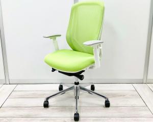 【オカムラ製品で最も人気を集める高機能メッシュチェア！】■オカムラ(okamura)製　シルフィー(Sylphy)チェア　肘付きハイバック　背面メッシュ　■可動肘　■ライムグリーン×ホワイトシェル　【弊社使用欄：A01091293】