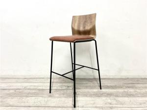 【定価約6万円】【ハイテーブルやカウンターに合わせて！リフレッシュスペースを演出！】■オカムラ/スイープ　■ハイチェア　■ナチュナルブラウン