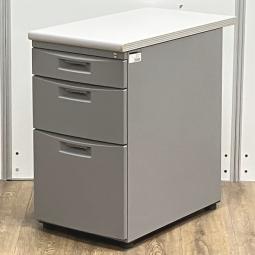 (T8)【商品入替のため、残り2台限り】イトーキ製　CZ　グレー　W400xD700xH700サイズ　シリンダー錠　収納と作業スペースを同時に確保！　デスクサイドに置いて作業スペース拡張！　3段脇机！！