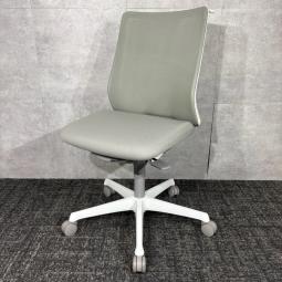 【中古】オカムラ Fluent（フルーエント） CB42WW FKA3 オフィスチェア 2019年製 ライトグレー ホワイトフレーム 肘無｜身体を包み込む快適な座り心地！洗練されたデザインの高機能オフィスチェア｜中古オフィス家具をお探しならオフィスバスターズ福岡博多店へお気軽にお問い合わせください！