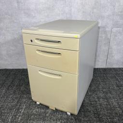 【中古】オカムラ SDシリーズ DS35XJ Z421 3段ワゴン ライトグレー｜収納力抜群！デスク下に最適な3段ワゴン【日焼けによる変色ありのため特価】｜中古オフィス家具をお探しならオフィスバスターズ福岡博多店へお気軽にお問い合わせください！