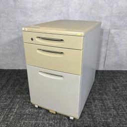 【中古】オカムラ SDシリーズ DS35XJ Z421 3段ワゴン ライトグレー｜収納力抜群！デスク下に最適な3段ワゴン【日焼けによる変色ありのため特価】｜中古オフィス家具をお探しならオフィスバスターズ福岡博多店へお気軽にお問い合わせください！