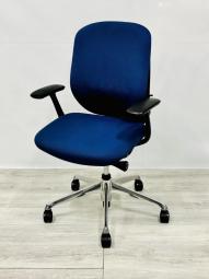 【在庫入替セール】【オカムラ製品で最も人気を集める高機能メッシュチェア！】■オカムラ（okamura）製　シルフィー（Sylphy）チェア　肘付き　ローバック　クッションタイプ　■固定肘　■ブルー×ブラックシェル　※愛知※名古屋※豊田※三重
