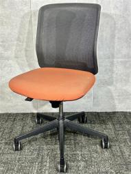 【中古】★在庫入替セール品★　オカムラ Carissa（カリッサ） オフィスチェア オレンジ×ブラック 肘なし ローバック｜コンパクトで快適な座り心地！明るいカラーがオフィスを彩る高機能チェア｜中古オフィス家具をお探しならオフィスバスターズ福岡博多店へお気軽にお問い合わせください！