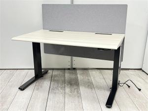 【電動で高さ調整可能・立ち姿勢を取り入れた新しいワークスタイルへ！】■オカムラ(okamura)製　スイフト(Swift)シリーズ　電動昇降デスク　W1150×D700　天板H650～1250mm　昇降テーブル　平机　■配線口・パーテーション付　■天板：木目　L脚：ブラック　オススメ(おすすめ) /人気商品　【弊社使用欄：A01075262】（T8）