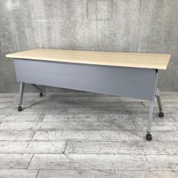 ■オカムラ(okamura)製　フラプター(FLAPTOR)シリーズ　 サイドスタックテーブル　会議用テーブル　■W1800×D600㎜　■天板：ナチュラル　■幕板・キャスター付【コンパクトに収納可能なサイドスタックテーブル！　キャスター付き】