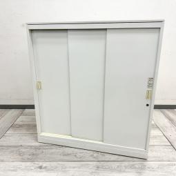 【法人様限定！来店予約で中古商品8％OFF！9月末まで　岐阜店】
【省スペースで使いやすい！人気の3枚引き違い書庫！】

■オカムラ製　レクトラインシリーズ　3枚引き違い書庫　W900×D450×H975mm　ホワイト
■書類やファイル、備品の整理・収納におすすめ！
■3枚扉で開閉スペースを抑えながら収納物の出し入れもスムーズ。オフィスの収納力アップに最適です！【okamura Rectline】