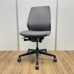 【西】～すっきりデザイン、毎日快適～【ウチダ】【ニンバス】【ローバック】【グレー】【メッシュ】【肘無し】【チェア】【椅子】【イス】【事務椅子】【格安】【安い】【メーカー】【レイアウト変更】【模様替え】【福岡オフィス家具】【福岡中古家具】【中古事務什器】【中古チェア】【中古椅子】