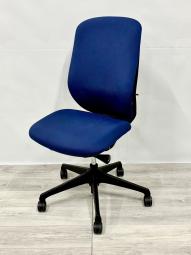 【在庫入替セール】【背のカーブを変えられる！新感覚のオフィスシーティング！】　■ミディアムブルー　■包み込まれるような快適な座り心地！【Okamrua　Sylphy】※愛知※名古屋※豊田※三重