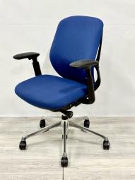 【在庫入れ替え】【オカムラ製品で最も人気を集める高機能メッシュチェア！】■オカムラ（okamura）製　シルフィー（Sylphy）チェア　肘付き　ローバック　クッションタイプ　■固定肘　■ブルー×ブラックシェル※愛知※名古屋※豊田※三重