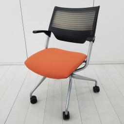 イトーキ　レクシブ　ネスティングチェア　オレンジ　肘付き　快適なエラストマーバックを採用【愛知・名古屋・豊田・静岡・浜松】