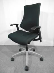 【姿勢の変化にフレキシブルに対応！　スタイリッシュなデザインのチェア！】■イトーキ(ITOKI)製　エフ(F)チェア　肘付ハイバック　■ブラック　■可動肘